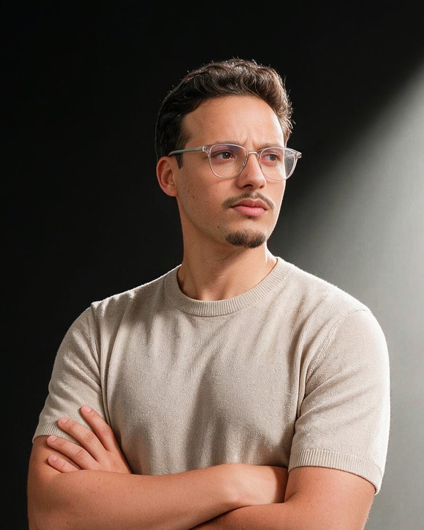 Portrait of Ayoub Abouhayat, arms crossed